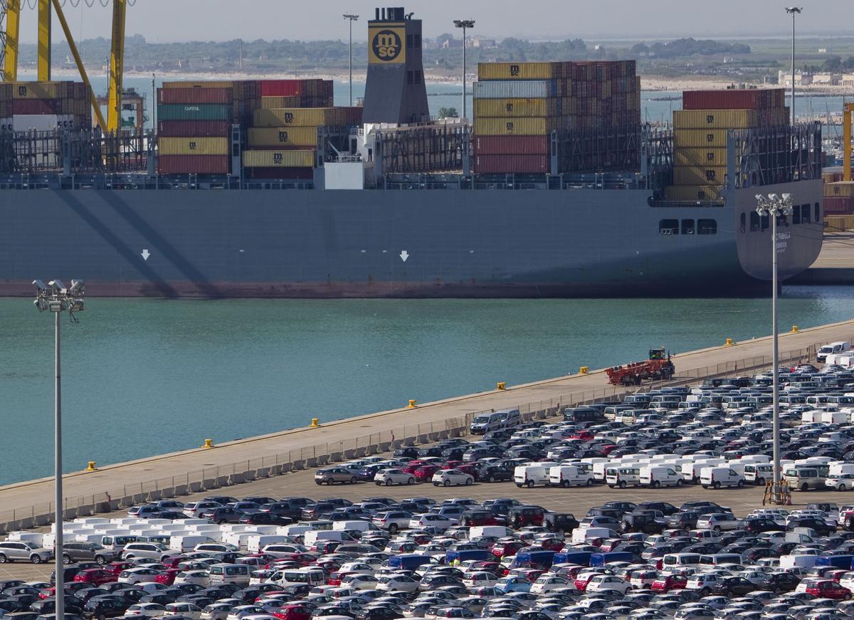 Coches en el puerto de Valencia a la espera de ser exportados.