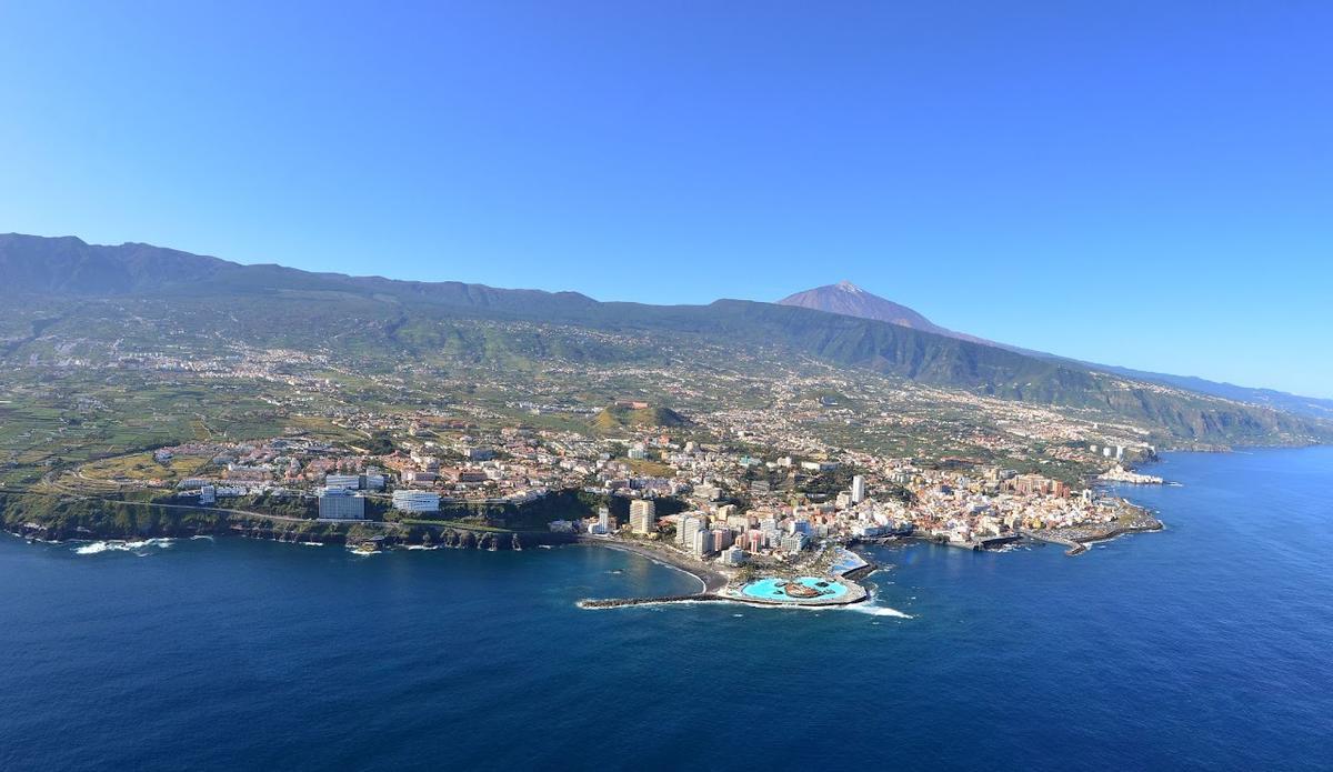 El túnel ferroviario que plantea Enrique Arriaga atravesaría la cordillera Dorsal (al fondo de la imagen) desde el Valle de La Orotava