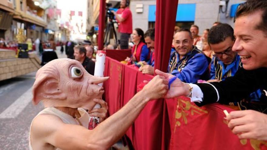 El alcalde Rubén Alfaro recibiendo el saludo del elfo de Harry Potter en el Desfile Infantil.