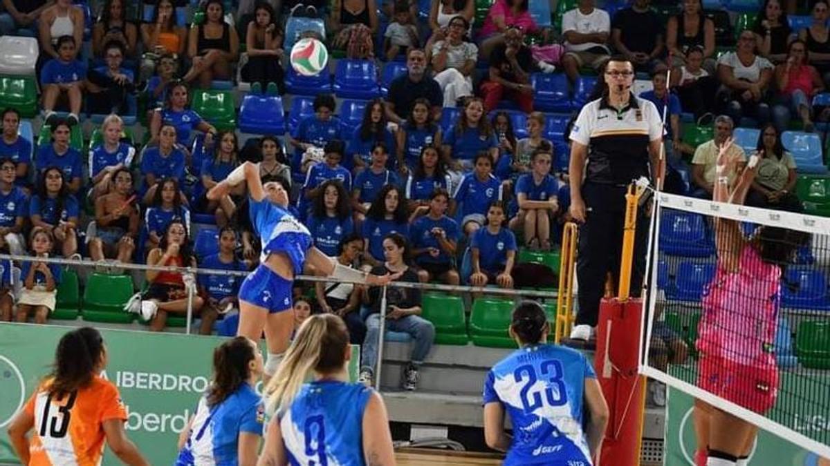 Sofía Tummino remata en una espectacular acción en un choque de liga