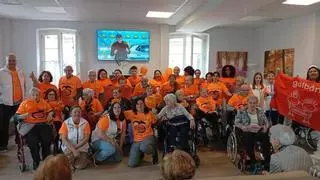 Salinas se tiñe de naranja: los usuarios de la residencia Virgen del Coral celebran su propia Marcha Galbán