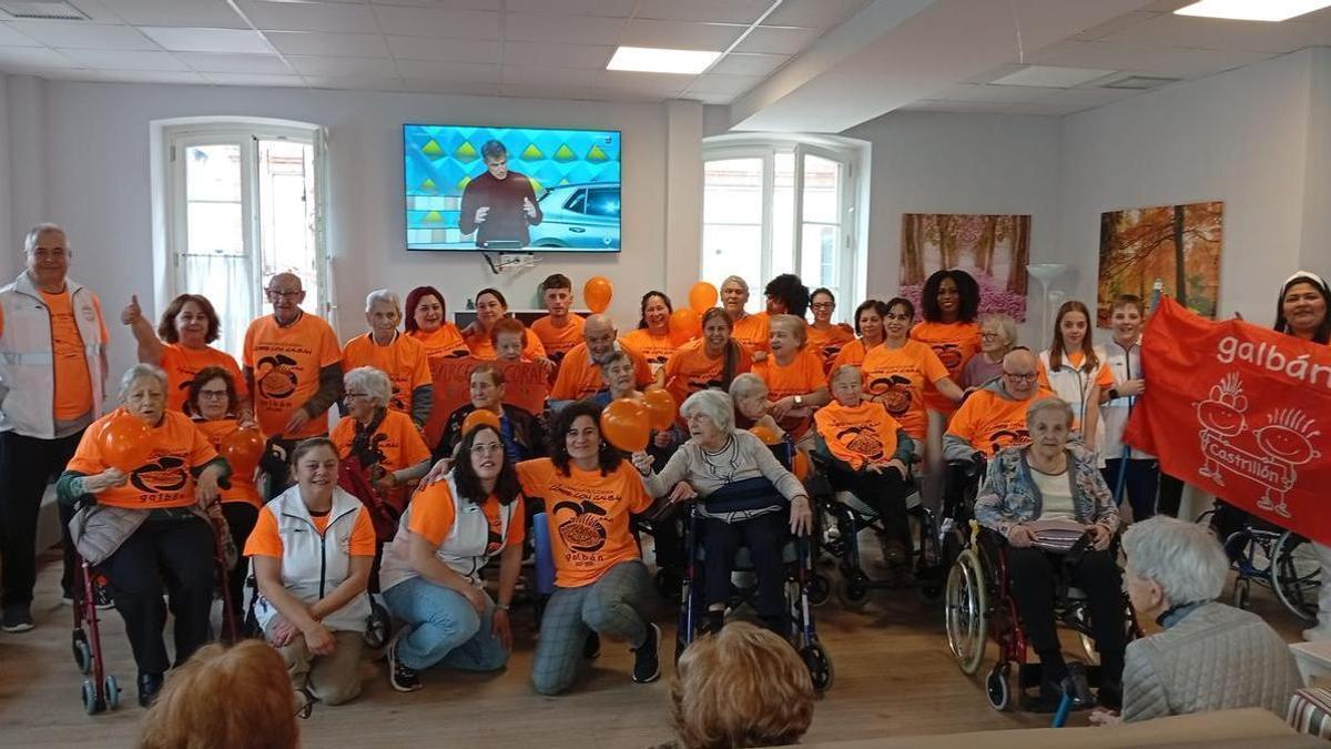 Salinas se inunda con la marea naranja: los usuarios de la residencia Virgen del Coral disfrutan de su marcha Galbán