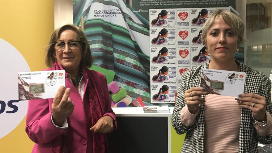 Inmaculada Jiménez y Charo Martínez con el sello solidario