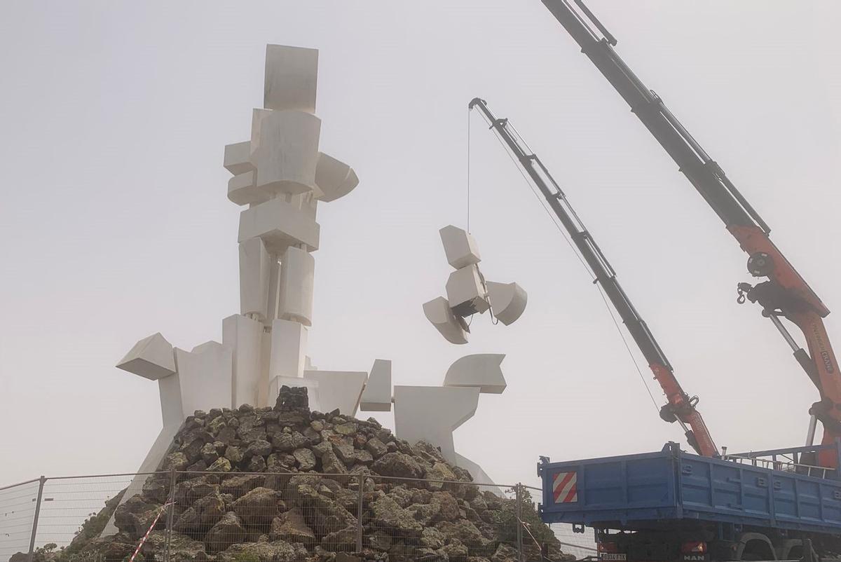 Desmontaje de las piezas de la escultura homenaje al campesino de Lanzarote hecha por César Manrique tras dañarla el viento.