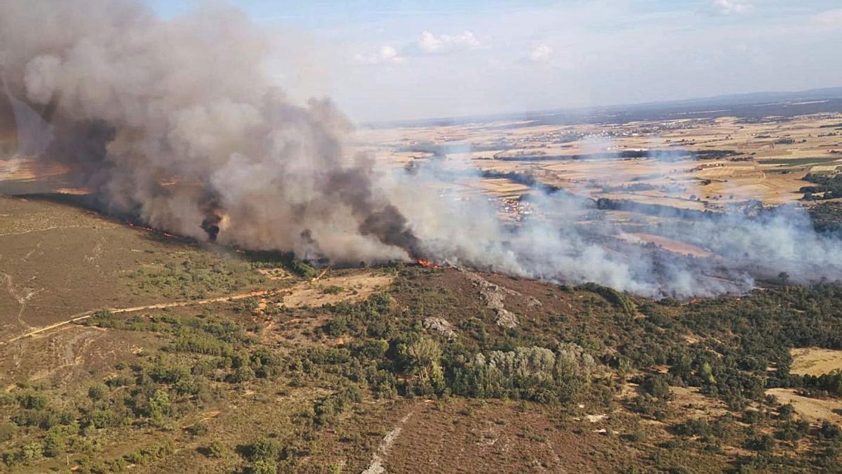 Vista aérea del incendio de Carracedo de Vidriales. | Cedida