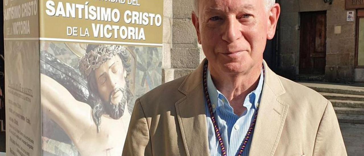 José Ricardo Troncoso, en el entorno de la Colegiata.   | // MARTA G. BREA