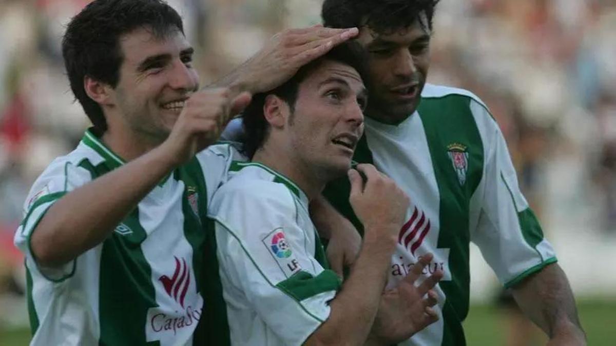 Tres jugadores del Córdoba CF celebrando un gol en la temporada 2004-2005