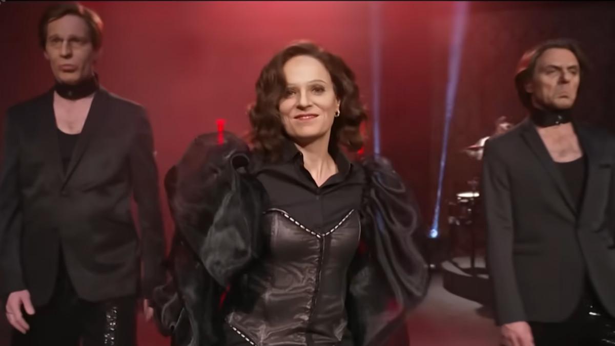 Ayuso (Lara Díez) en el 'Facha' de 'Polònia'