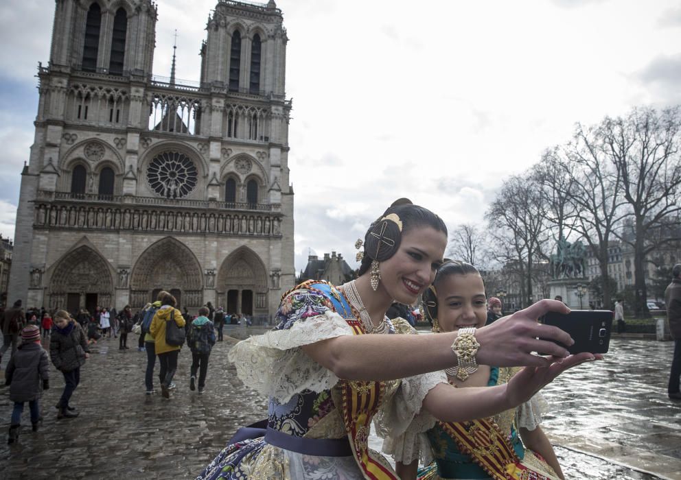 ... que ya es una marca de la casa en estos reportajes. Alicia Moreno y Sofía Soler, frente a Notre Dame en París...