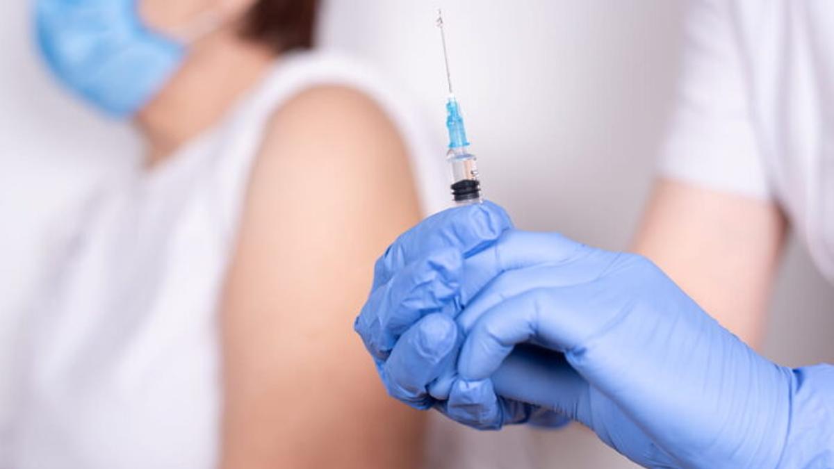 Una enfermera prepara una dosis de la vacuna contra la covid-19.