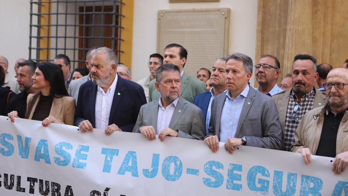 Lucas Jiménez, Juan Marín y Fulgencio Gil, en una protesta por los recortes al Trasvase este jueves