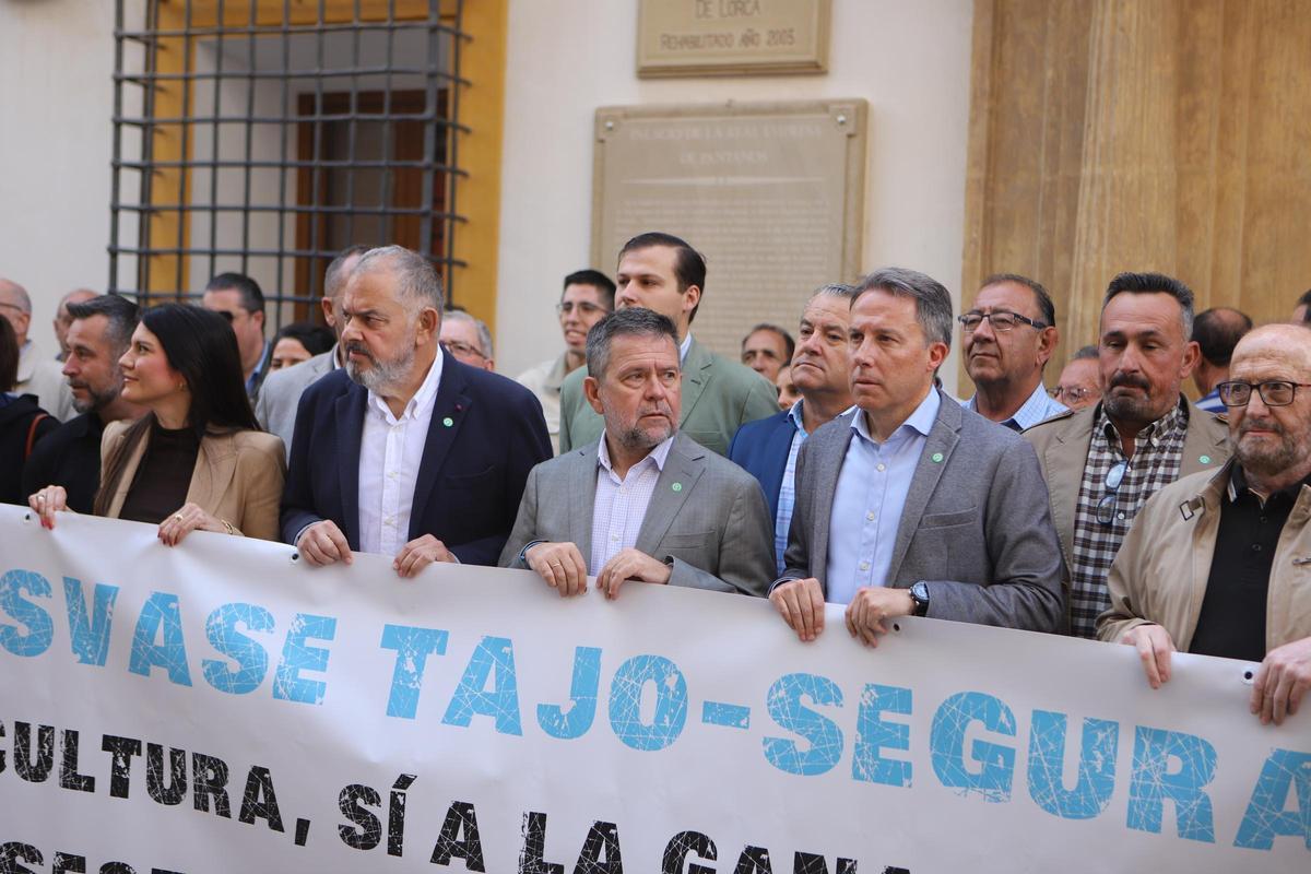 Lucas Jiménez, Juan Marín y Fulgencio Gil ponían voz a los regantes.