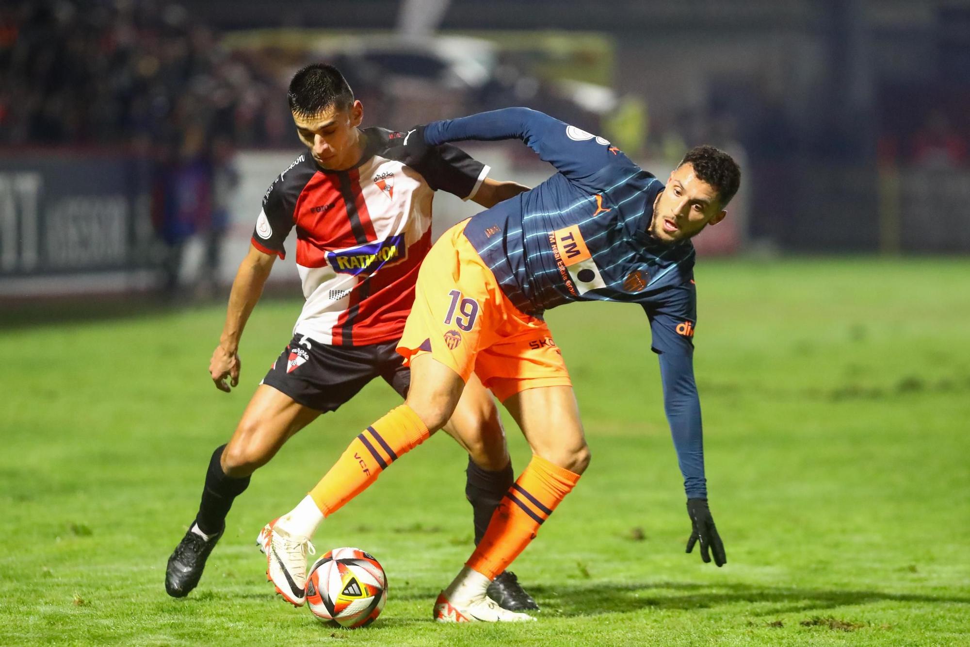 Las imágenes de una noche para la historia del Arosa con el Valencia como rival