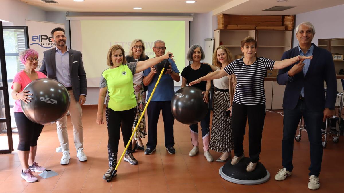 Ana Martín Gerente del Sepad y Carmen Bohoyo reciben el equipamiento deportivo de El Perú Cáceres Wellness y Technogym acompañados de los deportistas del Centro de mayores.