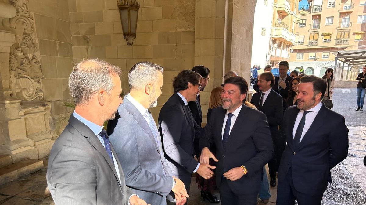 El alcalde de Alicante, junto a su homónimo de Elche, saludando a los ediles ilicitanos en el arco del Ayuntamiento
