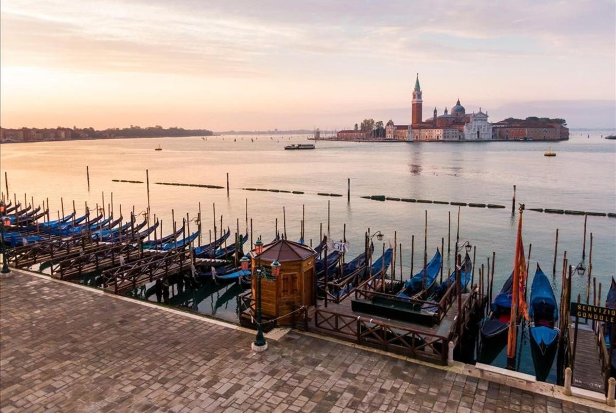 Góndolas en Venecia y, al fondo, la isla de San Giorgio Maggiore.