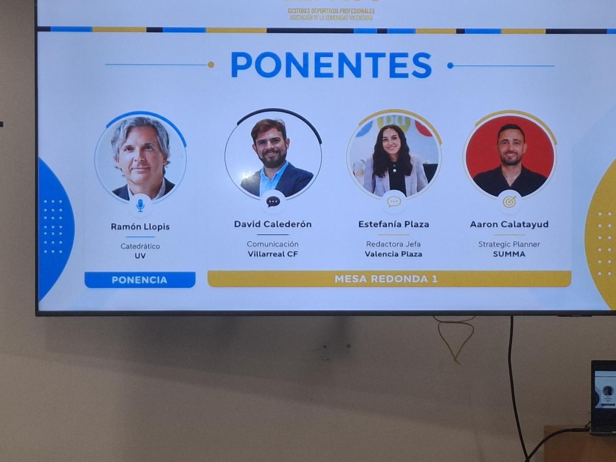 Primero de los ponentes y mesas redondas.