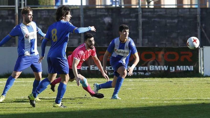 Domínguez, Balsera y Nico Pandiani pelean con Cristian, autor del segundo gol visitante.