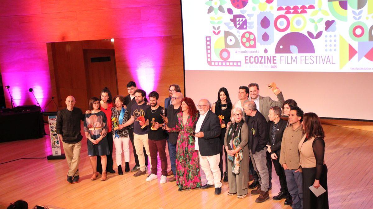 Foto de familia con los premiados, este viernes noche en la sala Luis Galve del Auditorio.
