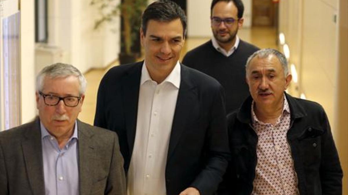 El líder del PSOE, Pedro Sánchez, entre los dirigentes de CCOO, Ignacio Fernández Toxo (izqda.), y UGT, Josep Maria Álvarez, el pasado día 14.