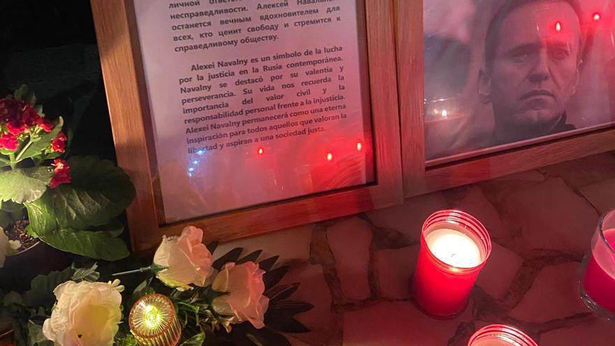 El sencillo altar en memoria de Alexéi Navalni que sorprende a los gandienses
