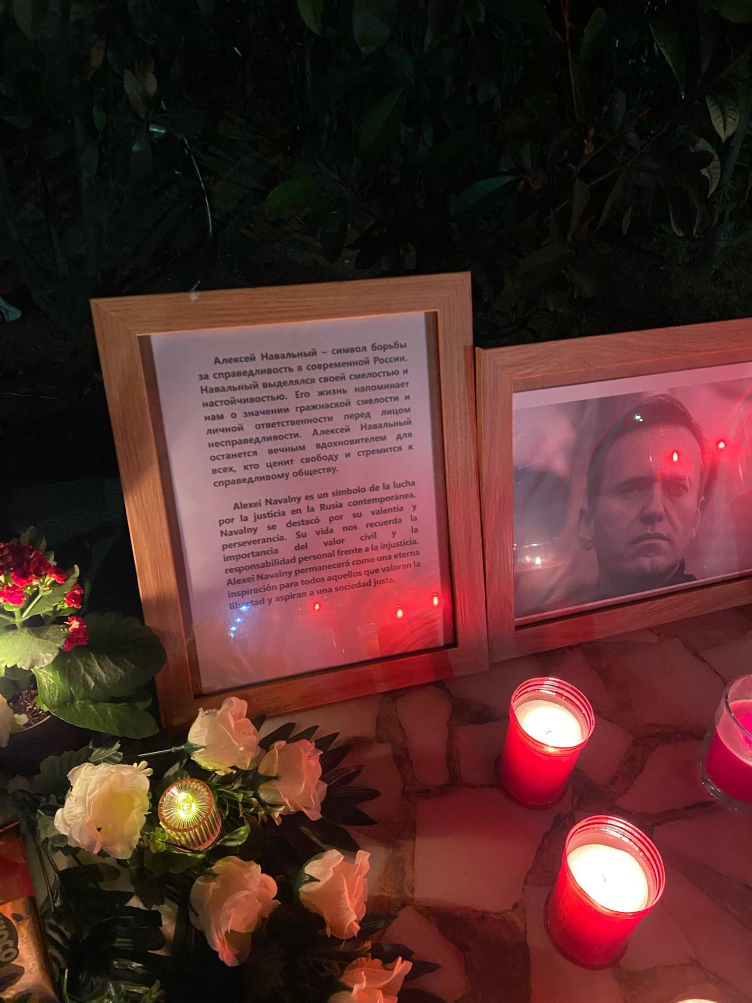 Improvisado altar en Gandia en memoria de Alexéi Navalni