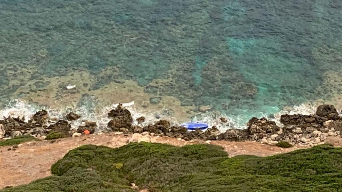 Patera volcada que llegó el sábado 9 de septiembre a sa Cala.