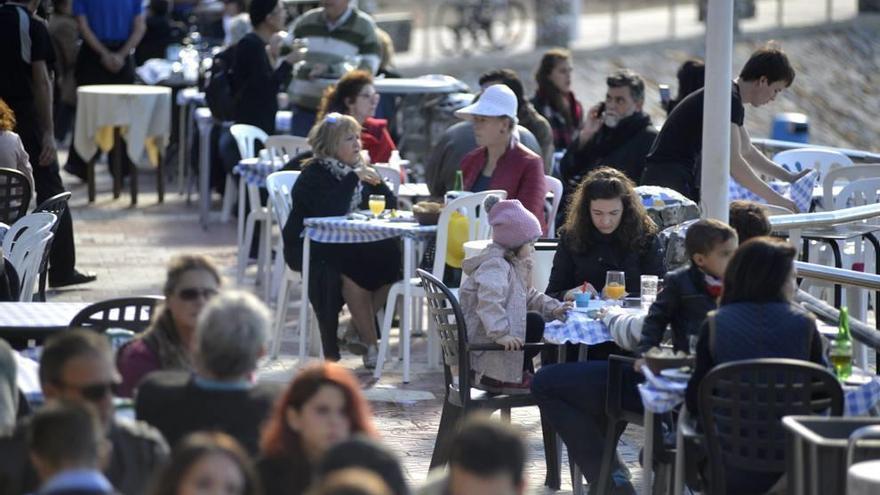 Las buenas temperaturas de ayer invitaron a la gente a invadir las terrazas en lugares como Cala Cortina (i) y Cabo de Palos (d).