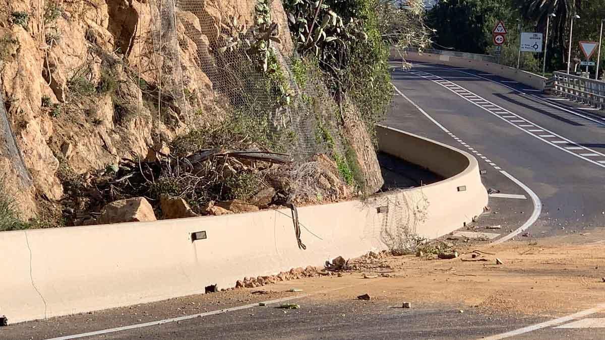 Un despreniment de roques talla l’N-2 a Calella almenys dos dies