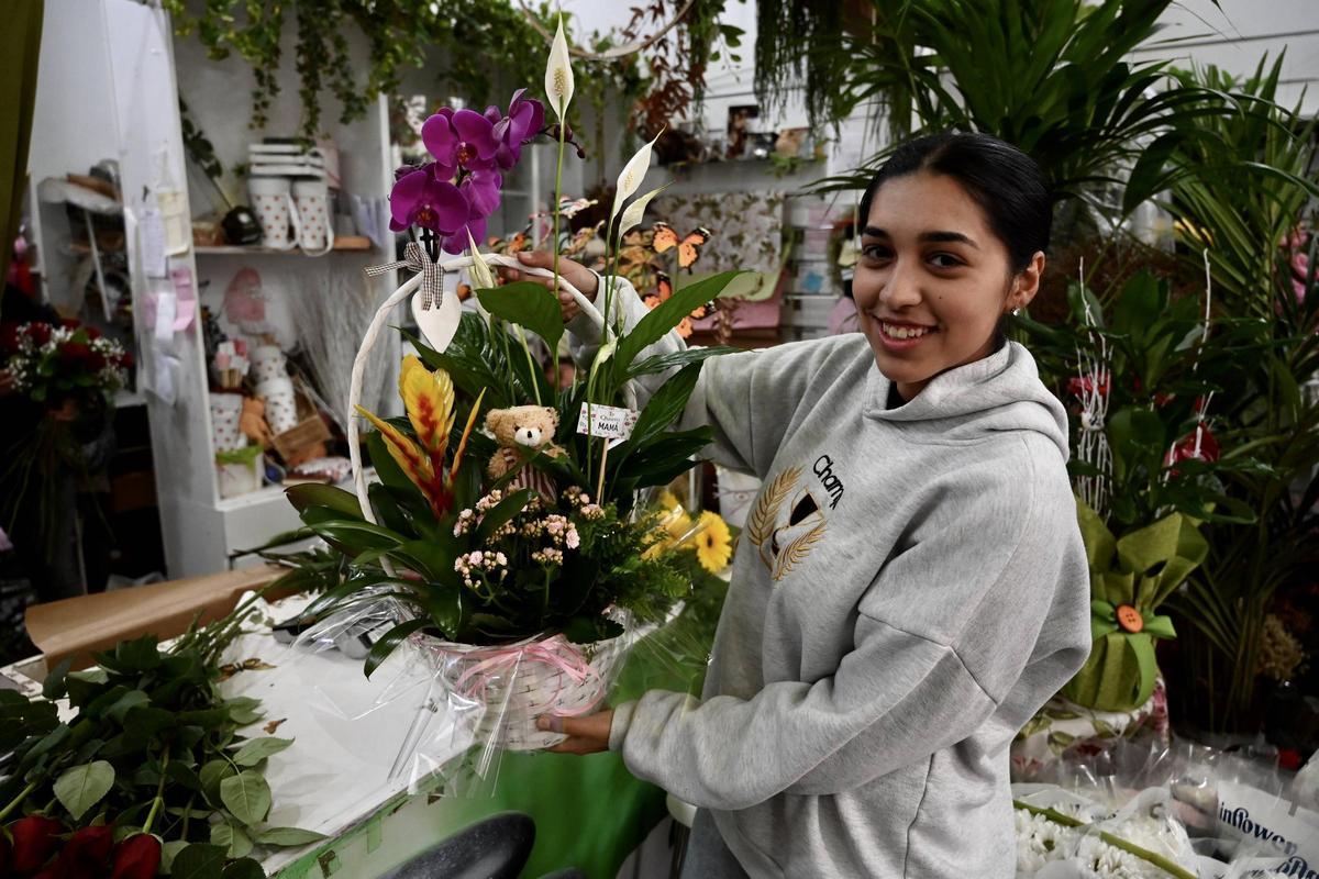 En la floristería Bambú se multiplican esta semana los pedidos, las llegadas de mercancía y los horarios.