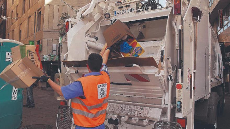 Un operario y un camión para la recogida de basura en Santa Cruz de Tenerife.