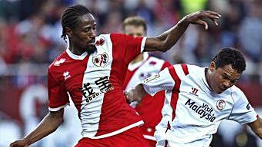 Ba pugna con Bacca en un partido del Rayo contra el Sevilla.