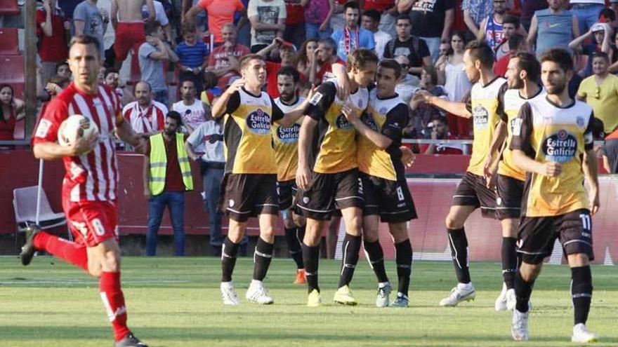 Los jugadores del Lugo celebran el tanto de Pablo Caballero ante el Girona.