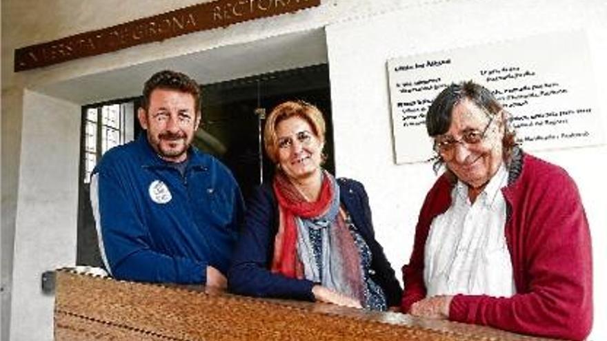 David Grau, Sílvia Lloveras i Ignasi Vila, ahir al matí, a l&#039;edifici de Les Àligues de la Universitat de Girona.