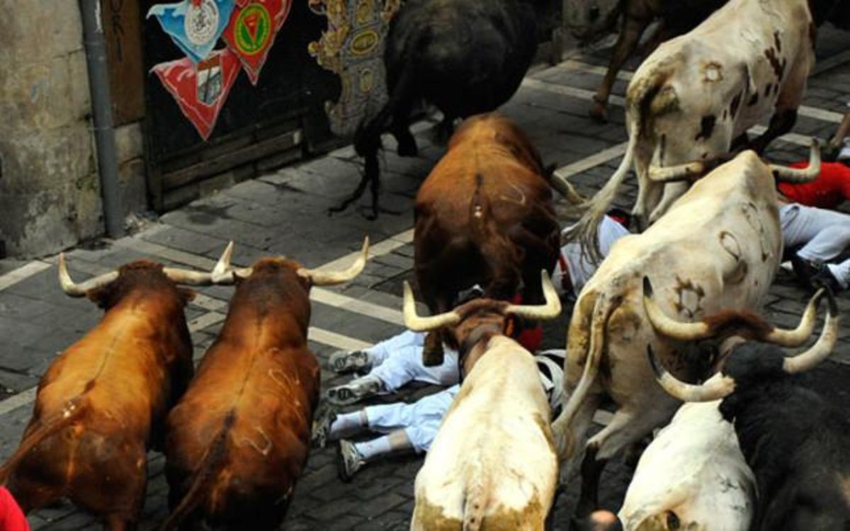 Diverses persones cauen davant dels toros durant l’’encierro’ del dia 13 de juliol, que va durar dos minuts i 14 segons i  va acabar amb tres hospitalitzats.
