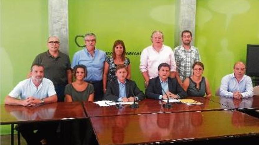 El president del Consell (al centre) envoltat per la majoria de consellers de la Selva.