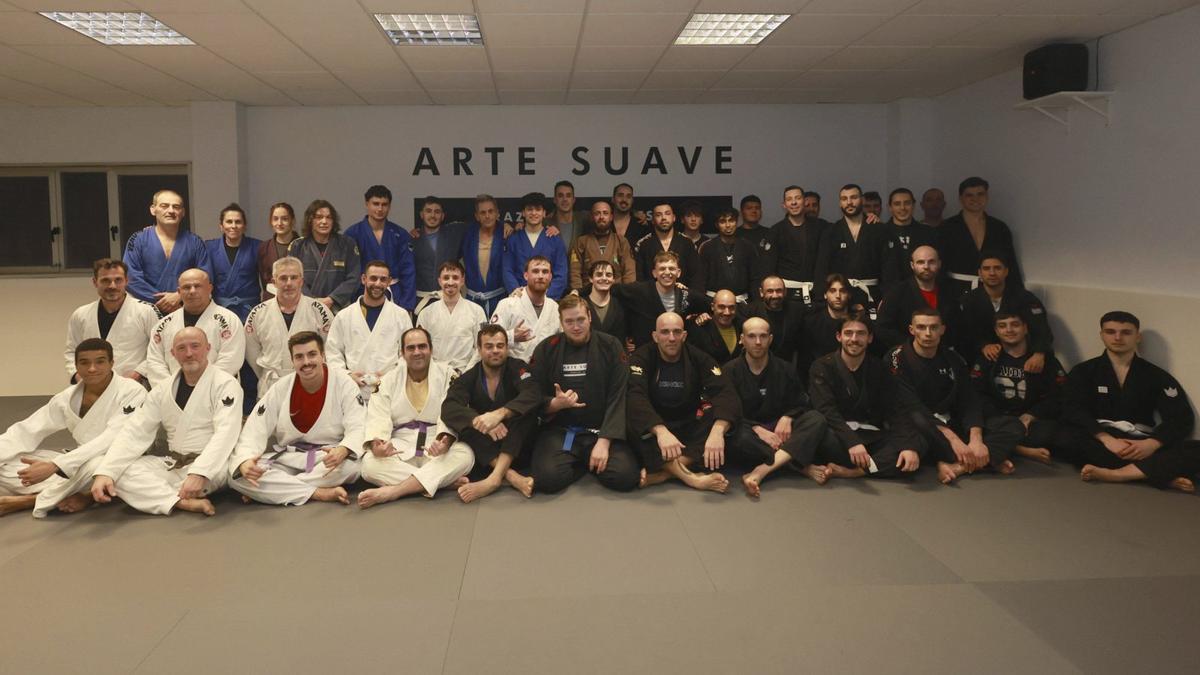 Miembros de Arte Suave, en las instalaciones de Bouzas. / José Lores