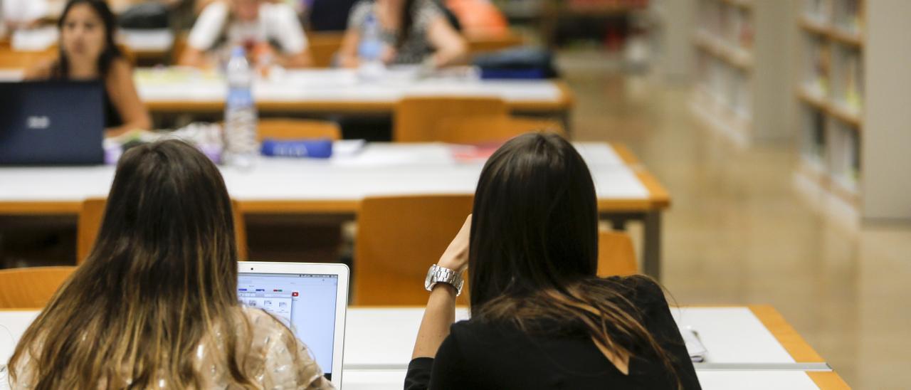 Estudiantes preparando exámenes en la Biblioteca Gregorio Mayans de la UV