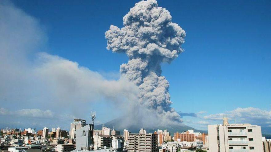 El volcán nipón Sakurajima entra en erupción provocando una gran nube cenizas