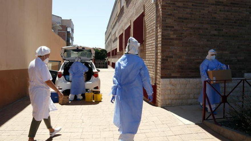 L&#039;equip de mostres d&#039;Atenció Primària de Lleida preparant-se per fer proves PCR en una residència d&#039;Aitona