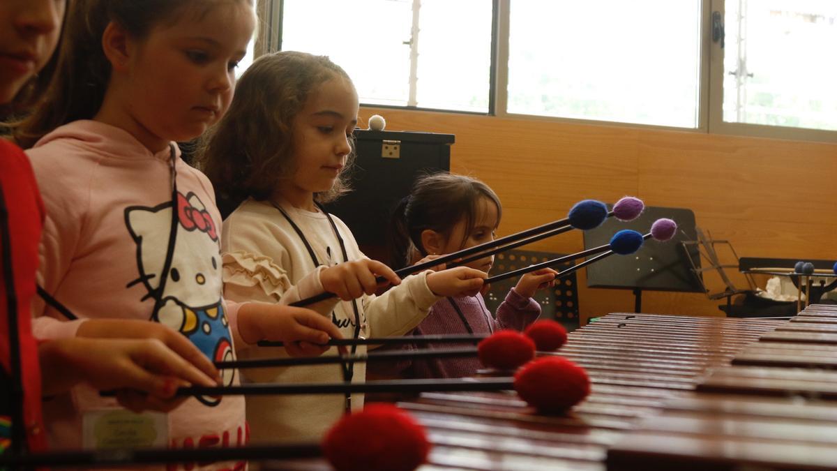 Unos niños tocan en el Conservatorio de Música Músico Ziryab.
