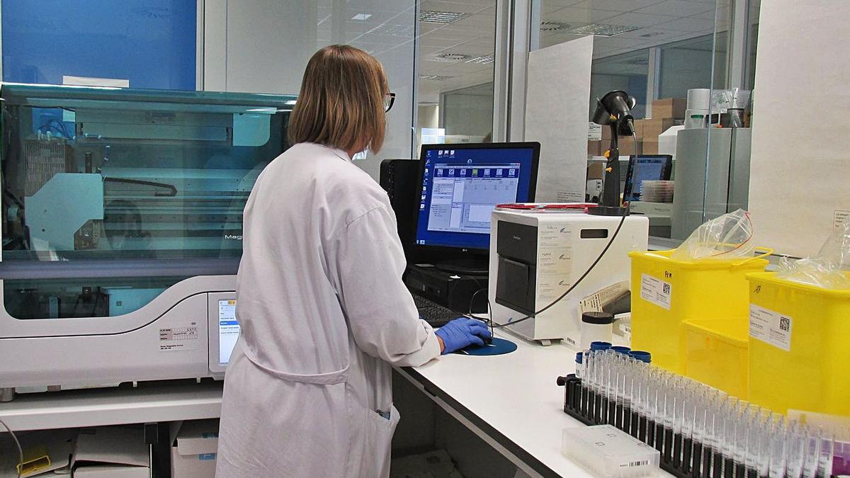 El departamento de microbiología del hospital, donde se realizan las pruebas de covid-19. | LEVANTE-EMV