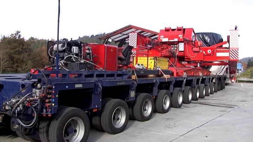 Un espectacular camión de 100 metros traslada un aerogenerador japonés en el País Vasco