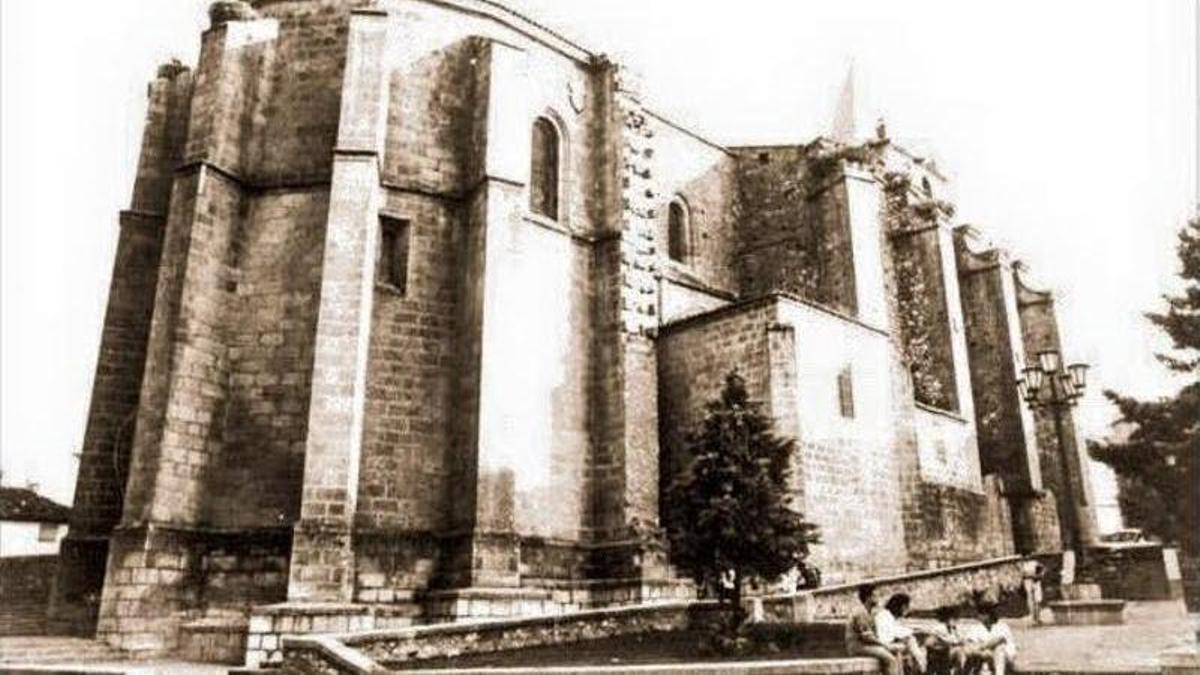 Exterior de la Iglesia de Santiago en Cáceres.