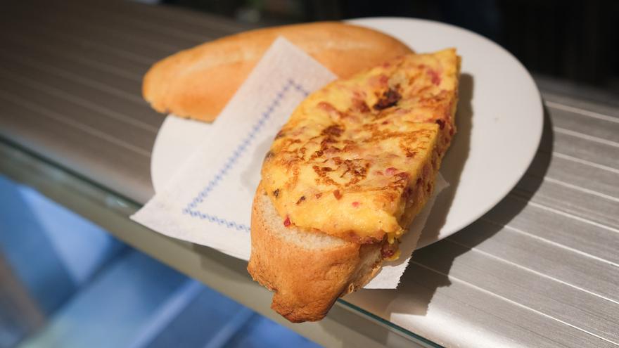 El bocadillo de tortilla de La Garriga es el plato que más piden los santacruceros a domicilio