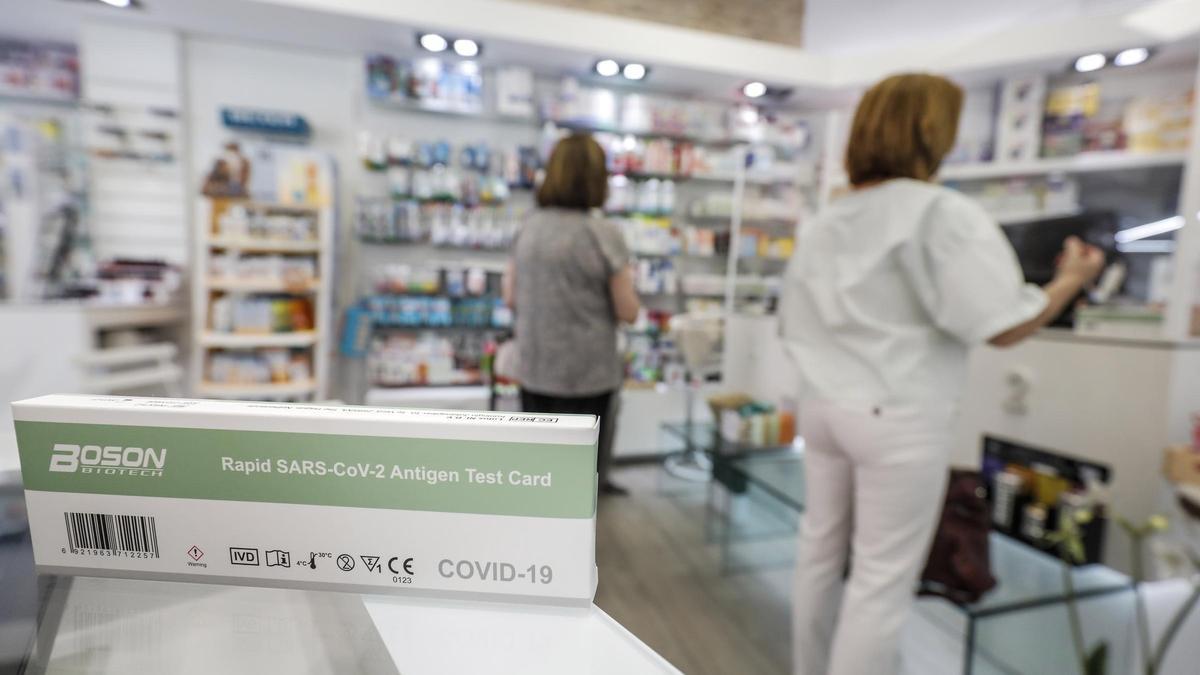 Imagen de archivo de una caja con test de antígenos contra la COVID-19 en una farmacia