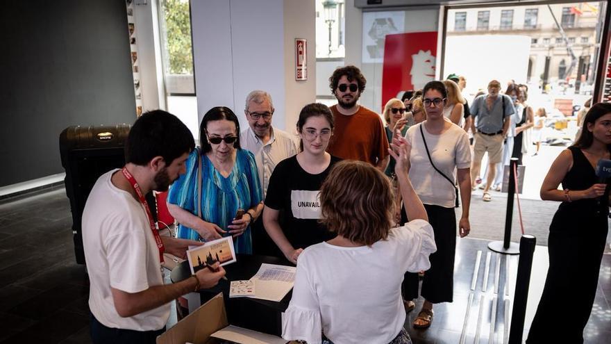 Largas filas en Zaragoza para conseguir gratis las gafas para ver el eclipse