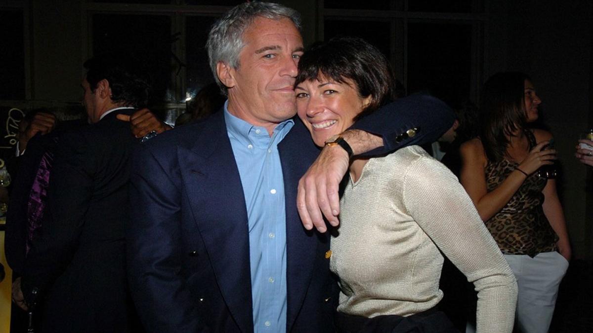 Detenida Ghislaine Maxwell, mano derecha de Jeffrey Epstein, por colaborar en el tráfico sexual de menores