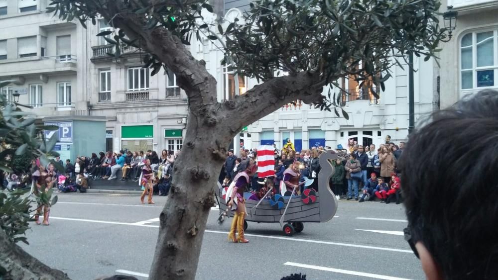 Miles de personas abarrotan las calles del centro de la ciudad para presenciar el desfile de comparsas