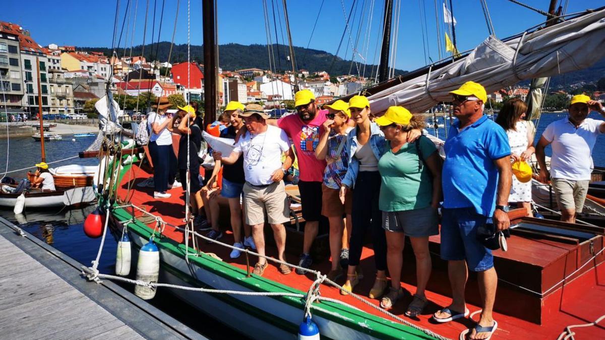 La alcaldesa (tercera dcha.), ediles y e integrantes de la Xuntanza.   | // FDV